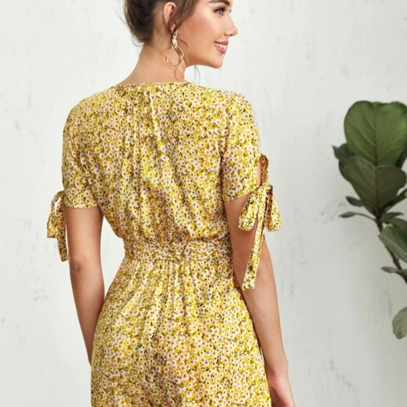 SOLD✅️ Floral Print Knot Cuff Belted Romper - Picture 3 of 7